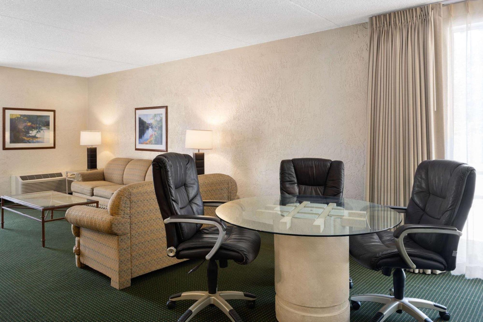 Ramada By Wyndham Hotel 3*